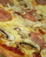 Пицца на дрожжевом тесте с сыром сулугуни и колбасой сальчичон