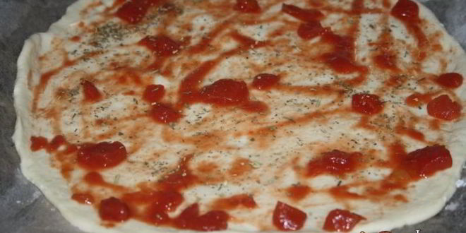 Рецепт пицца на дрожжевом тесте с сыром сулугуни и колбасой сальчичон