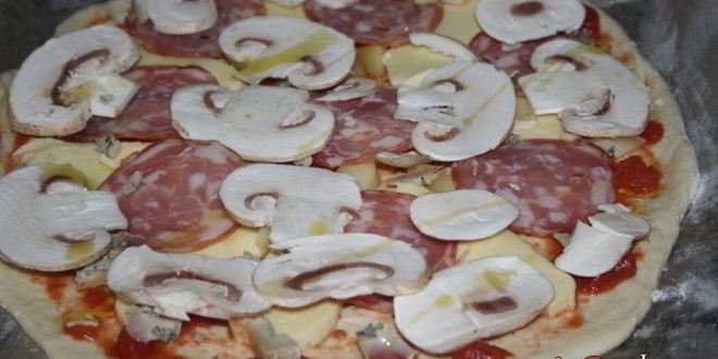 Рецепт пицца на дрожжевом тесте с сыром сулугуни и колбасой сальчичон