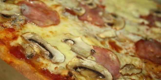 Рецепт пицца на дрожжевом тесте с сыром сулугуни и колбасой сальчичон