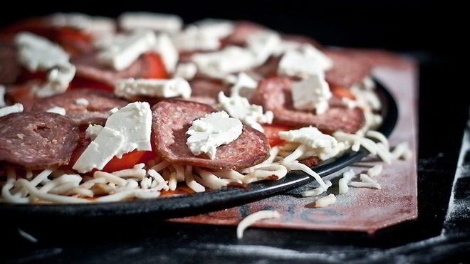 Рецепт Пицца с брынзой и колбасой