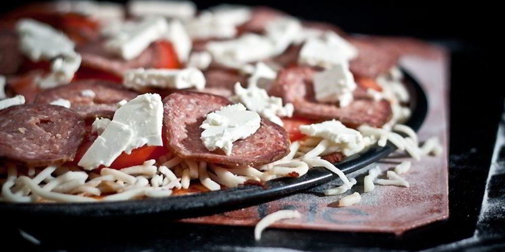 Как приготовить пицца с брынзой и колбасой