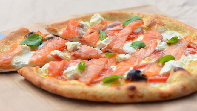 Рецепт Пицца с филадельфией и маринованным лососем