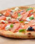 Пицца с филадельфией и маринованным лососем