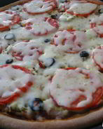 Пицца с грудинкой и чесноком