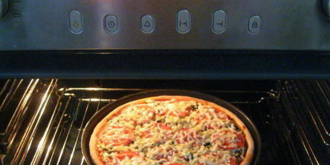 Рецепт пицца с грудинкой и чесноком