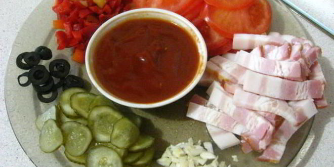 Рецепт пицца с грудинкой и чесноком