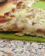 Пицца с грудинкой и луком-шалот