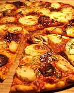 Пицца с картошкой и колбасой