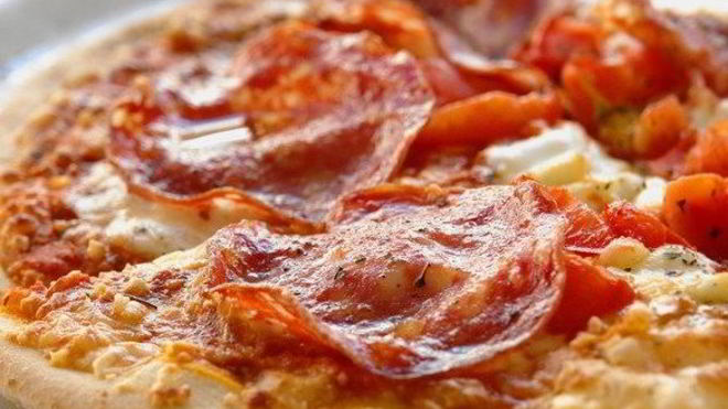 Рецепт Пицца с колбасой и маринованным луком
