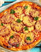 Пицца с колбасой и шампиньонами