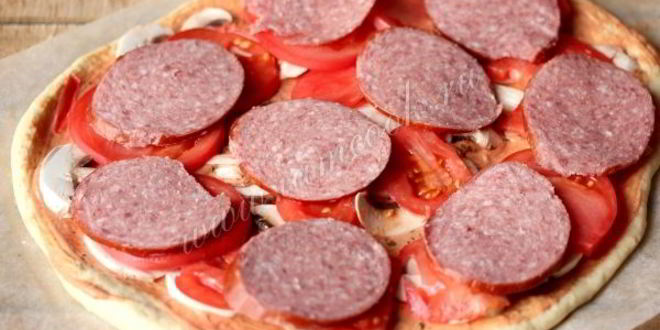Рецепт пицца с колбасой и шампиньонами