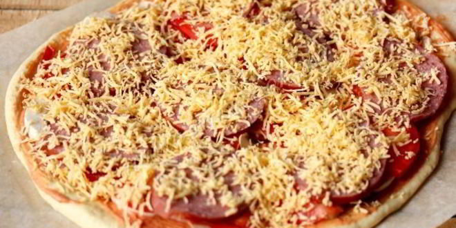 Рецепт пицца с колбасой и шампиньонами