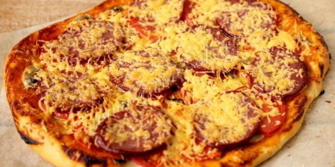 Рецепт пицца с колбасой и шампиньонами