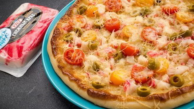 Рецепт Пицца с крабовым мясом, томатами и маслинами