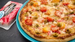 Рецепт Пицца с крабовым мясом, томатами и маслинами