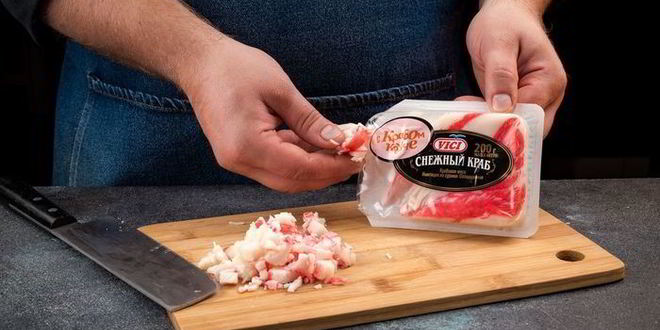 Рецепт пицца с крабовым мясом, томатами и маслинами