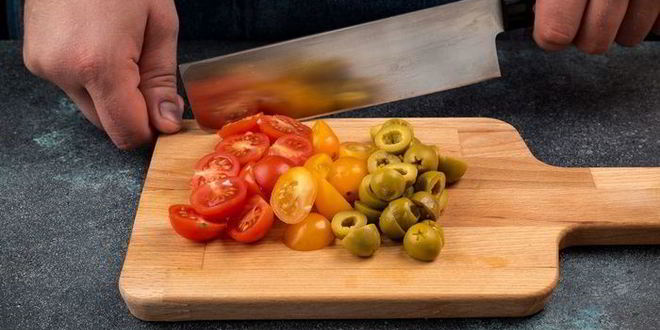 Рецепт пицца с крабовым мясом, томатами и маслинами