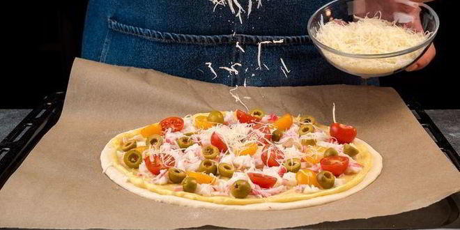 Рецепт пицца с крабовым мясом, томатами и маслинами