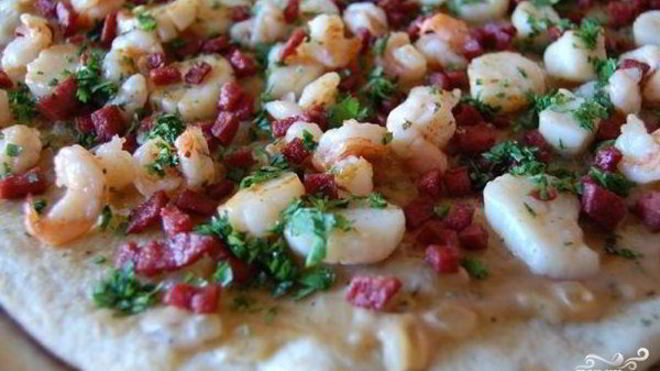 Рецепт Пицца с креветками и колбасой