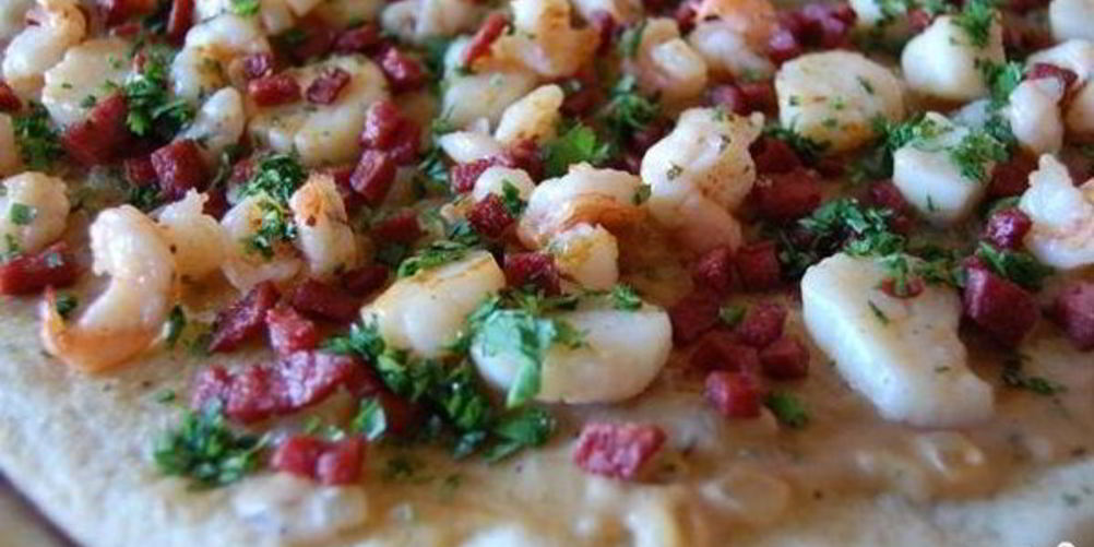 Как приготовить пицца с креветками и колбасой