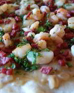 Пицца с креветками и колбасой