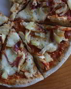 Пицца с курицей и анансами