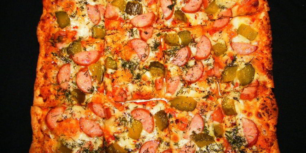 Рецепт пицца с помидорами, колбасой и сыром
