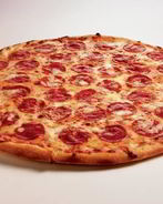 Пицца с помидорами и колбасой