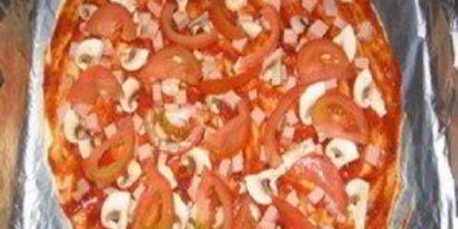 Рецепт пицца с помидорами и колбасой