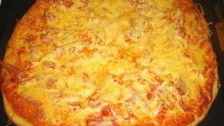 Рецепт Пицца с помидорами, колбасой и сыром