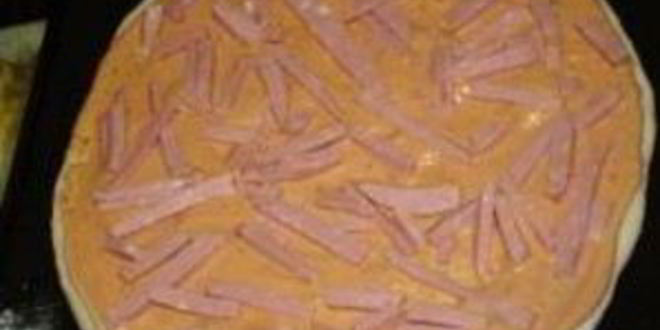 Рецепт пицца с помидорами, колбасой и сыром