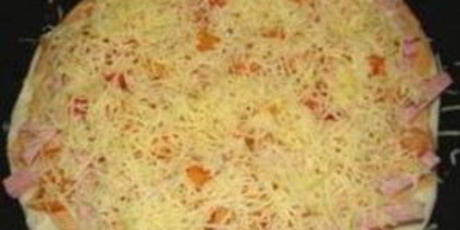 Рецепт пицца с помидорами, колбасой и сыром