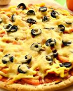 Пицца с шампиньонами и маслинами