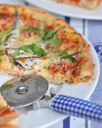 Пицца с томатами и анчоусами