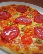 Пицца с томатами и оливками