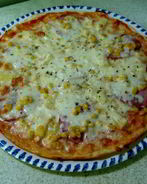 Пицца с ветчиной, кукурузой и ананасами