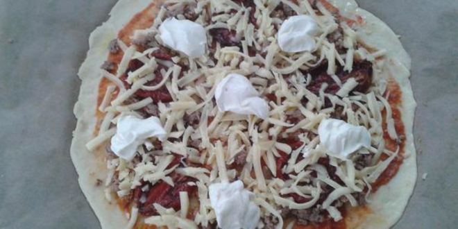 Рецепт пицца с вялеными помидорками и сливочным сыром