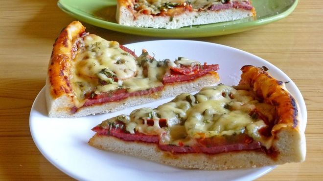 Рецепт Пицца в духовке с колбасой и сыром