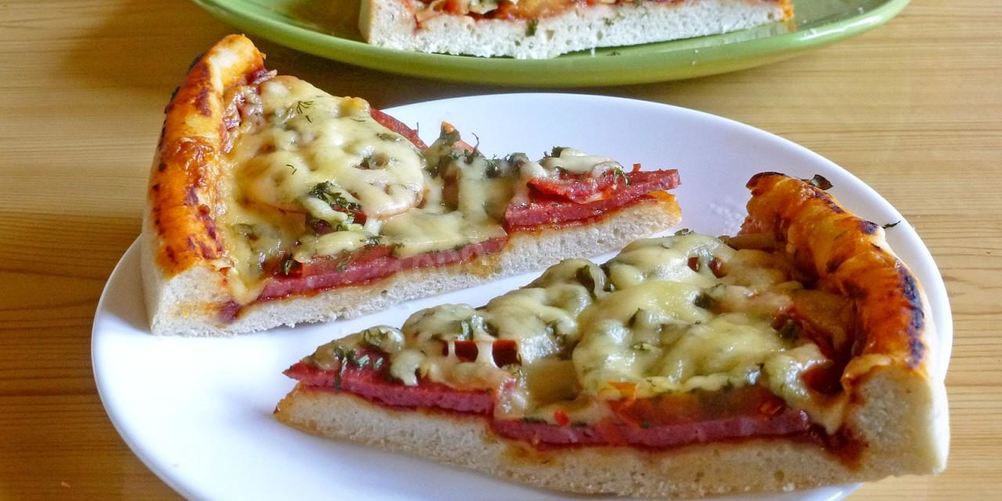 Как приготовить пиццу в духовке с колбасой и сыром