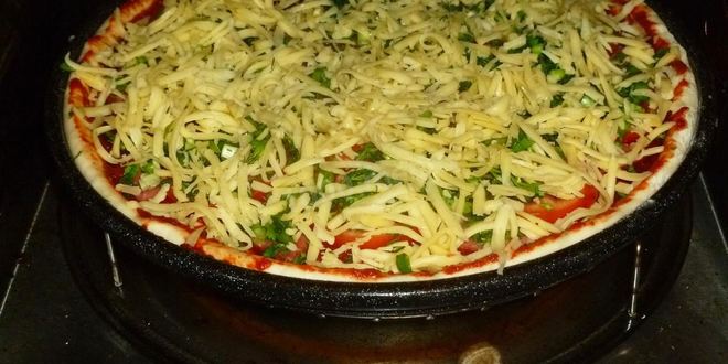 Рецепт пиццы в духовке с колбасоя и сырома