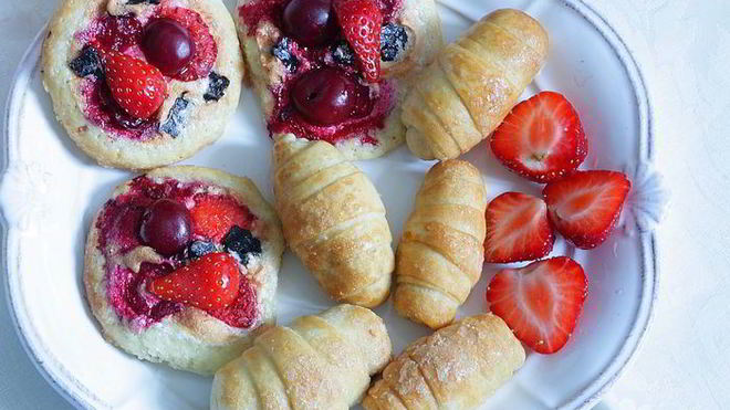 Рецепт Рулетики с вишней