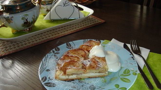 Рецепт Классическая шарлотка с яблоками и творогом