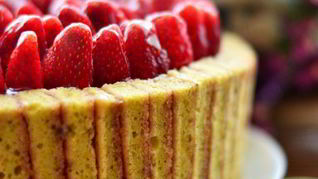 Рецепт Клубнично-фисташковая шарлотка