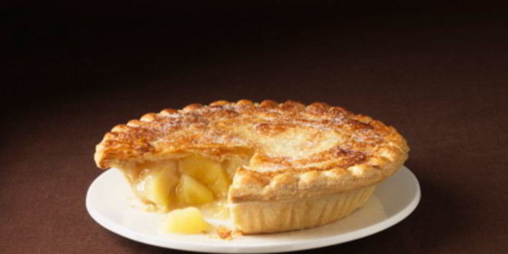 Рецепт яблочная шарлотка с грецкими орехами и брусникой