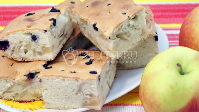 Рецепт Шарлотка с яблоками и ягодой