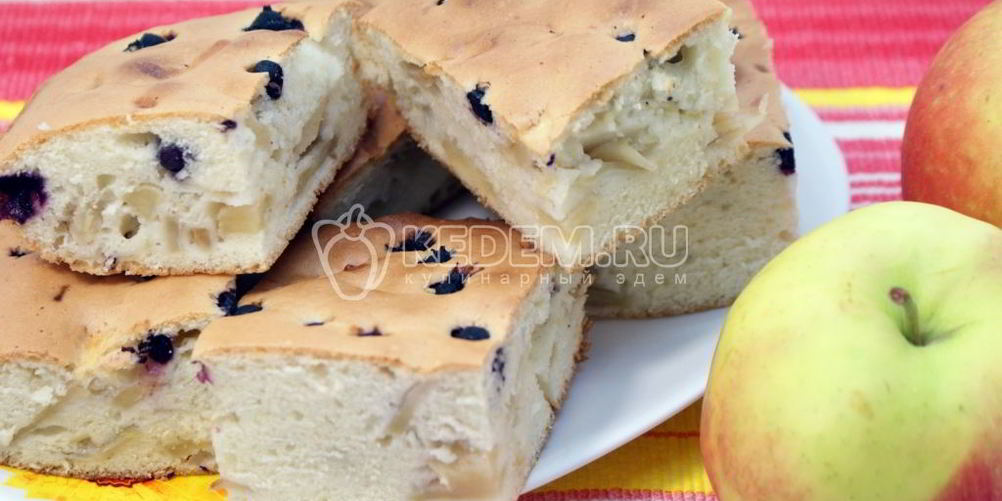 Как приготовить шарлотка с яблоками и ягодой