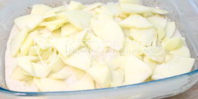 Рецепт шарлотка с яблоками и ягодой