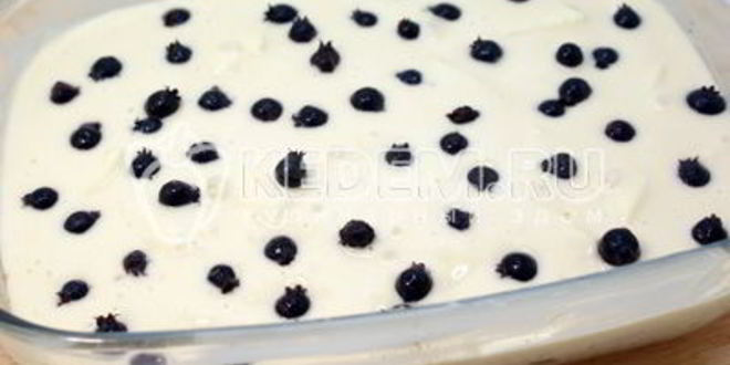 Рецепт шарлотка с яблоками и ягодой