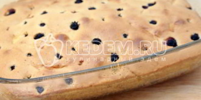 Рецепт шарлотка с яблоками и ягодой